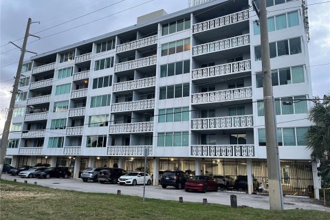 Condominio en alquiler en Miami Beach, Florida, 1 dormitorio, 80.27 m2 № 1968812 - foto 1