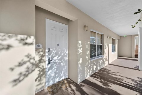 Condo in Four Corners, Florida, 3 bedrooms № 2214594 - photo 9