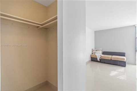 Купить кондоминиум в Авентура, Флорида 1 спальня, 70.14м2, № 2028873 - фото 17