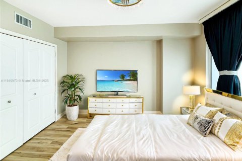 Condo in Miami, Florida, 1 bedroom  № 1980247 - photo 8