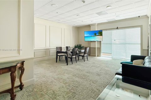 Condo in Miami, Florida, 1 bedroom  № 1980247 - photo 17