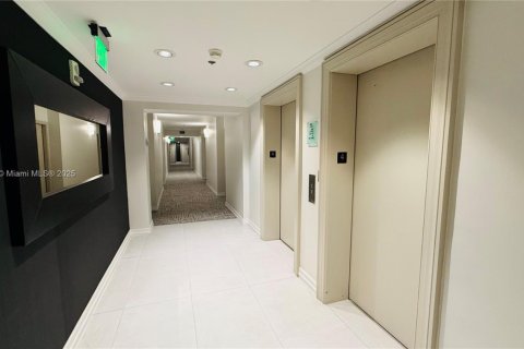 Condo in Miami, Florida, 1 bedroom  № 1980247 - photo 16