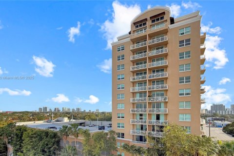 Condo in Miami, Florida, 1 bedroom  № 1980247 - photo 1