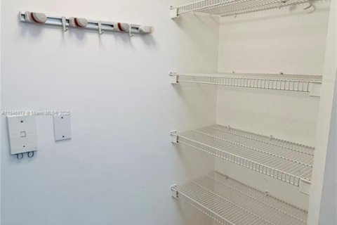 Condo in Miami, Florida, 1 bedroom  № 1980247 - photo 13