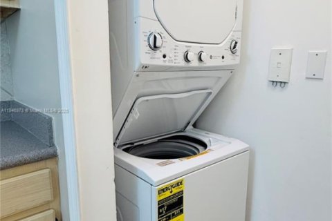 Condo in Miami, Florida, 1 bedroom  № 1980247 - photo 12