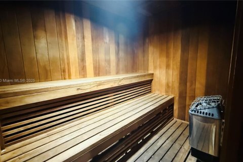 Condo in Miami, Florida, 1 bedroom  № 1980247 - photo 20