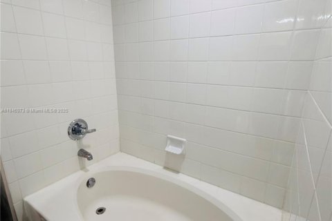 Condo in Miami, Florida, 1 bedroom  № 1980247 - photo 11