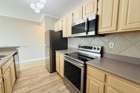 Condo in Miami, Florida, 1 bedroom  № 1980247 - photo 5