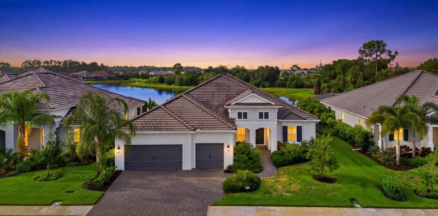 House in Sarasota, Florida 4 bedrooms, 265.79 sq.m. № 2259356