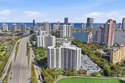 Condominio en Aventura, Florida, 2 dormitorios  № 2030072