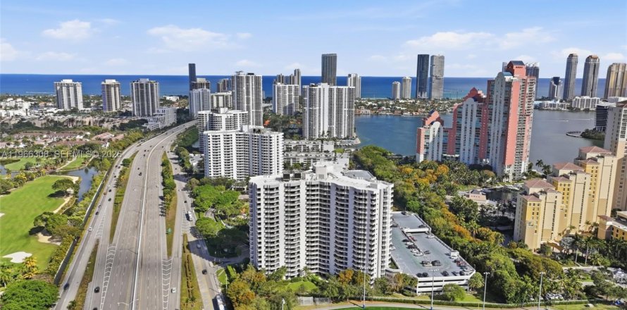 Condominio en Aventura, Florida, 2 dormitorios  № 2030072