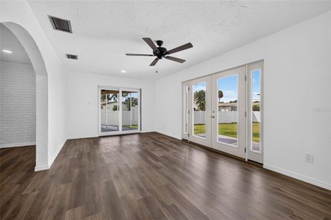 Villa ou maison à vendre à Saint Petersburg, Floride: 3 chambres, 144.18 m2 № 2400443 - photo 13