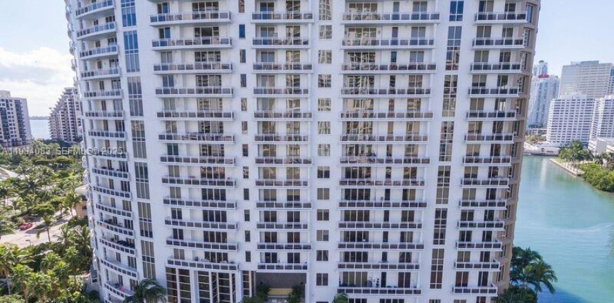 Кондоминиум с 2 спальнями в Майами, Флорида № 2035424