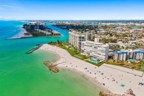 Condo in Saint Pete Beach, Florida, 1 bedroom № 2347379