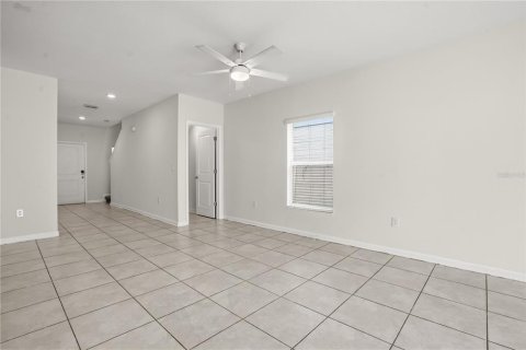 House in Davenport, Florida 6 bedrooms, 239.22 sq.m. № 2151565 - photo 3