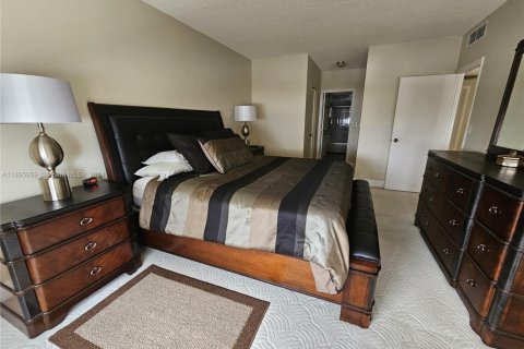 Apartment in Hallandale Beach, Florida 2 bedrooms, 115.2 sq.m. № 1872197 - photo 10