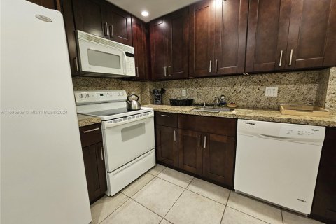 Apartment in Hallandale Beach, Florida 2 bedrooms, 115.2 sq.m. № 1872197 - photo 8