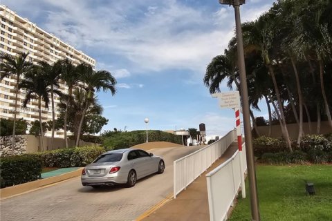 Apartment in Hallandale Beach, Florida 2 bedrooms, 115.2 sq.m. № 1872197 - photo 2