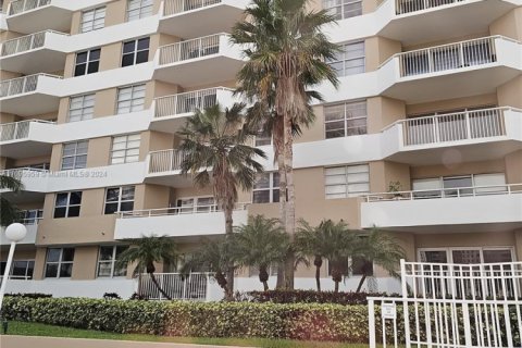 Apartment in Hallandale Beach, Florida 2 bedrooms, 115.2 sq.m. № 1872197 - photo 3