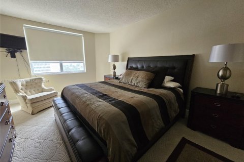 Apartment in Hallandale Beach, Florida 2 bedrooms, 115.2 sq.m. № 1872197 - photo 13