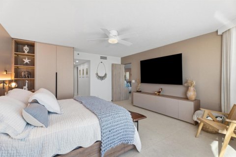 Condo in Hutchinson Island South, Florida, 3 bedrooms № 2192193 - photo 30