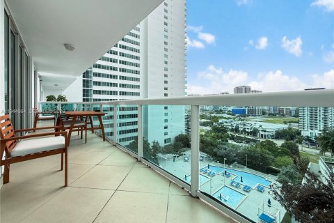 Condo in Miami, Florida, 2 bedrooms  № 2001689 - photo 3