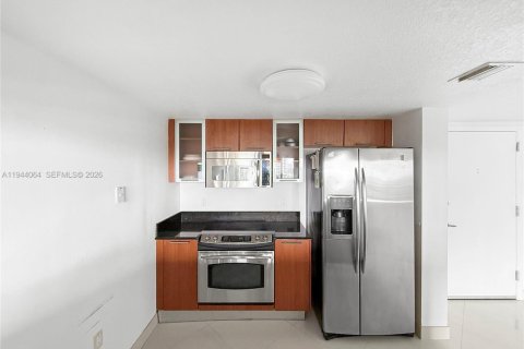 Condo in Miami, Florida, 2 bedrooms  № 2001689 - photo 8