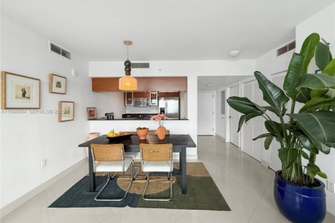Condo in Miami, Florida, 2 bedrooms  № 2001689 - photo 7