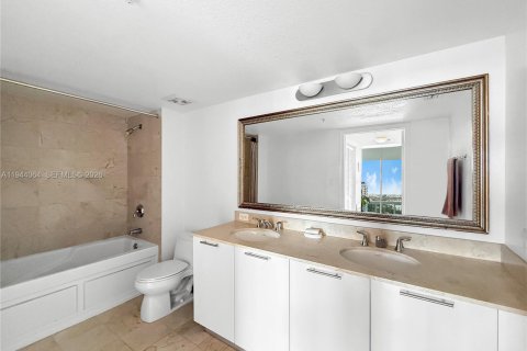 Condo in Miami, Florida, 2 bedrooms  № 2001689 - photo 14