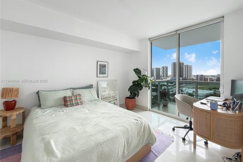 Condo in Miami, Florida, 2 bedrooms  № 2001689 - photo 15