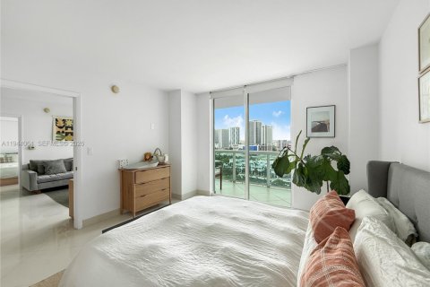 Condo in Miami, Florida, 2 bedrooms  № 2001689 - photo 13