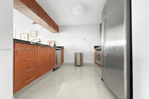 Condo in Miami, Florida, 2 bedrooms  № 2001689 - photo 10