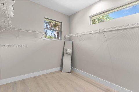 House in Vero Beach, Florida 3 bedrooms, 184.78 sq.m. № 2301327 - photo 29