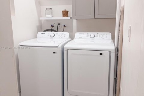 House in Miami, Florida 4 bedrooms № 2066188 - photo 26