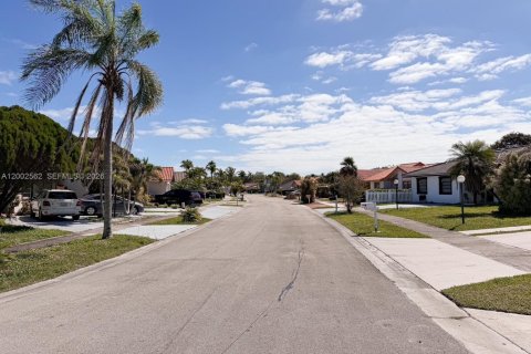 House in Miami, Florida 4 bedrooms № 2066188 - photo 8