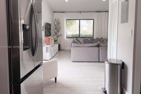 House in Miami, Florida 4 bedrooms № 2066188 - photo 12