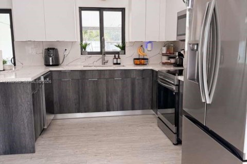 House in Miami, Florida 4 bedrooms № 2066188 - photo 11