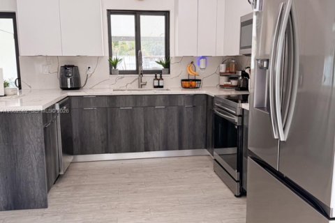 House in Miami, Florida 4 bedrooms № 2066188 - photo 9