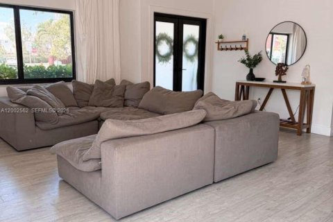 House in Miami, Florida 4 bedrooms № 2066188 - photo 16