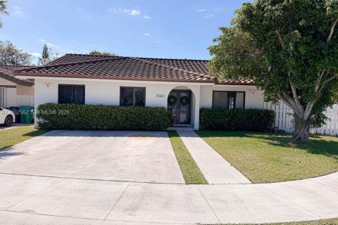 House in Miami, Florida 4 bedrooms № 2066188 - photo 5