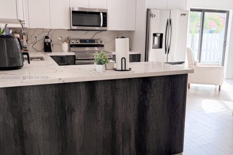 House in Miami, Florida 4 bedrooms № 2066188 - photo 10