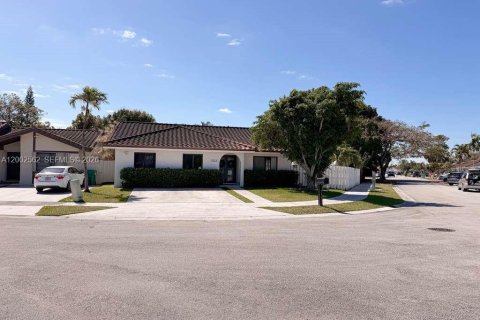 House in Miami, Florida 4 bedrooms № 2066188 - photo 4