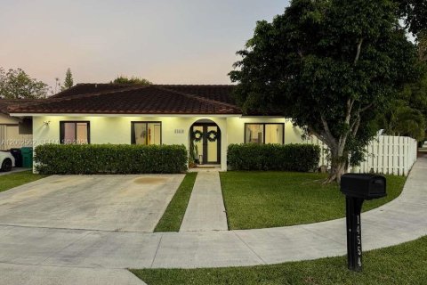 House in Miami, Florida 4 bedrooms № 2066188 - photo 2