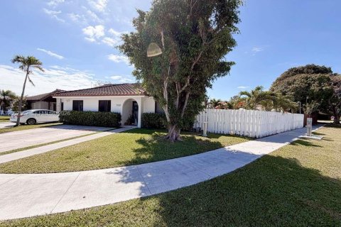 House in Miami, Florida 4 bedrooms № 2066188 - photo 6