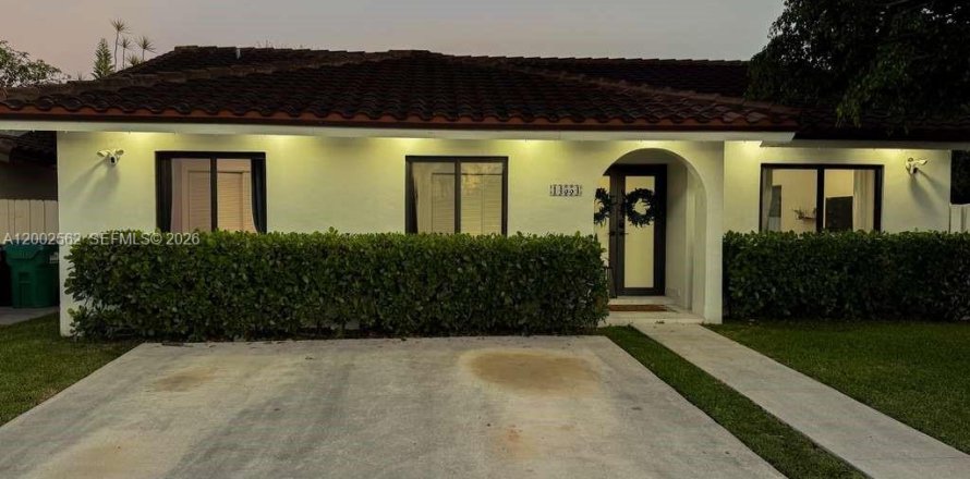 House in Miami, Florida 4 bedrooms № 2066188