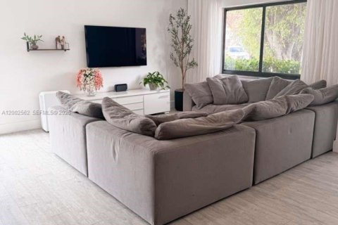 House in Miami, Florida 4 bedrooms № 2066188 - photo 17