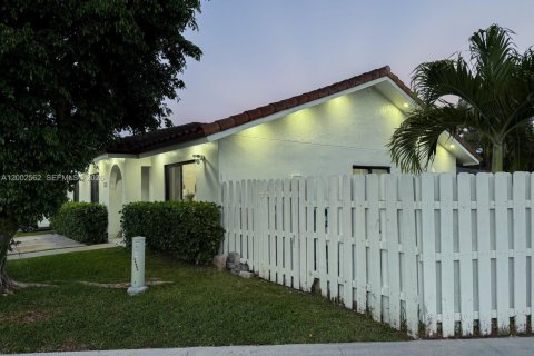 House in Miami, Florida 4 bedrooms № 2066188 - photo 3