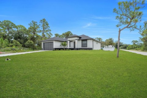 House in Lehigh Acres, Florida 3 bedrooms № 2392064 - photo 2