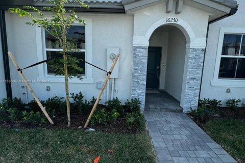 Townhouse in Homestead, Florida 3 bedrooms, 123.37 sq.m. № 2021431 - photo 2