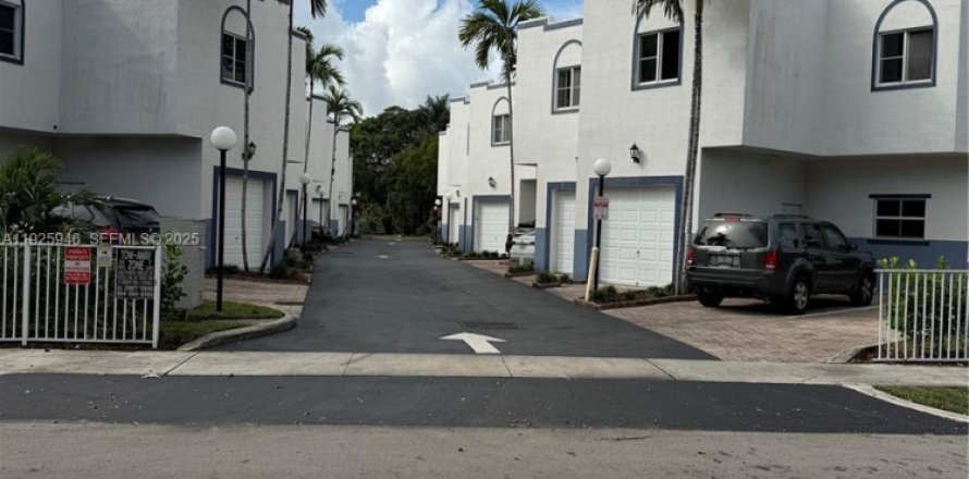 Townhouse in Fort Lauderdale, Florida 3 bedrooms, 218.32 sq.m. № 1984455